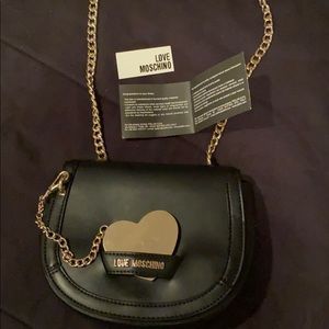 Back love Moschino crossbody bag with gold chain
